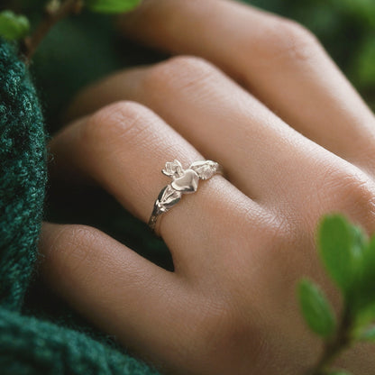 Anello Claddagh Blossom in argento 925 indossato sulla mano, reinterpretazione botanica del tradizionale anello irlandese.