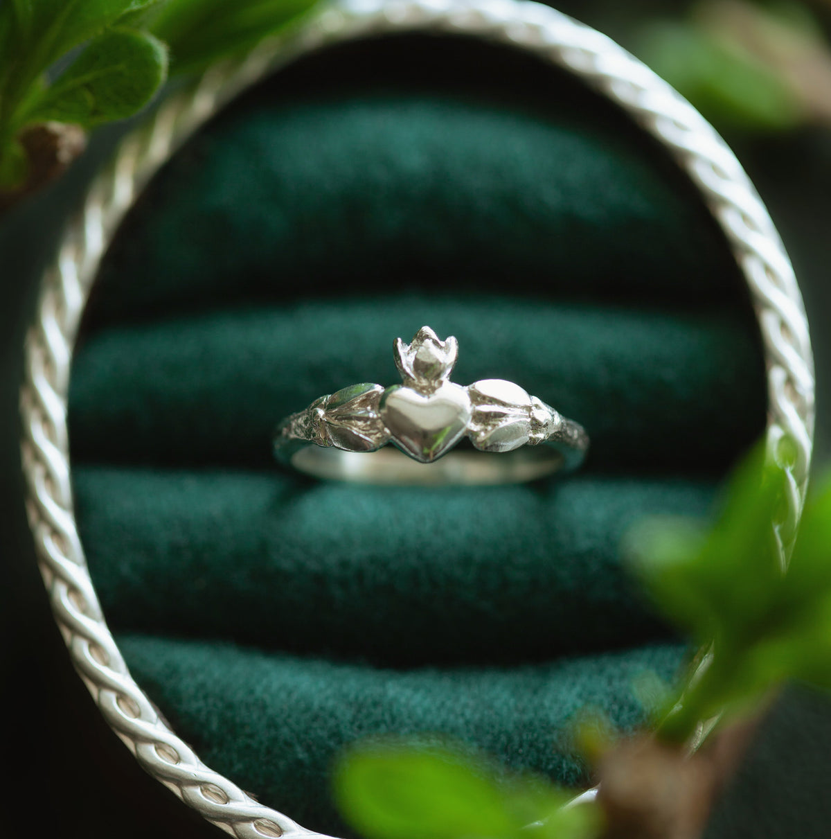 Anello Claddagh Blossom in argento 925 con cuore centrale, bocciolo ed elementi floreali ispirati alla natura.