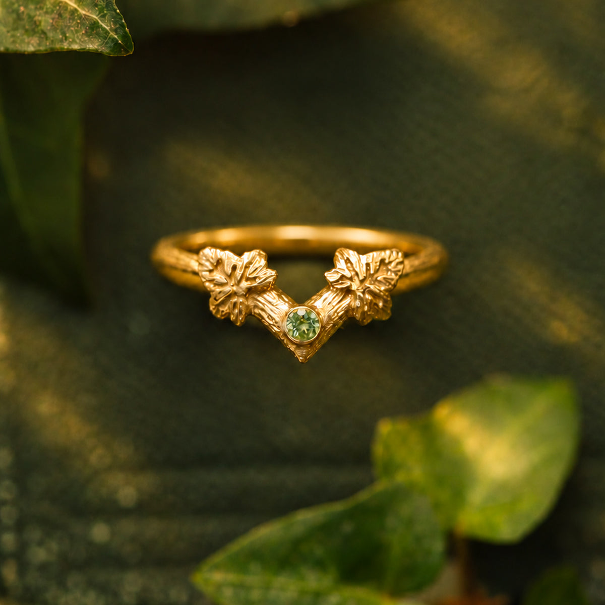 Anello Driade in oro giallo 18 kt con peridoto verde e foglie d'edera, realizzato a mano da Blossom Gioielli.