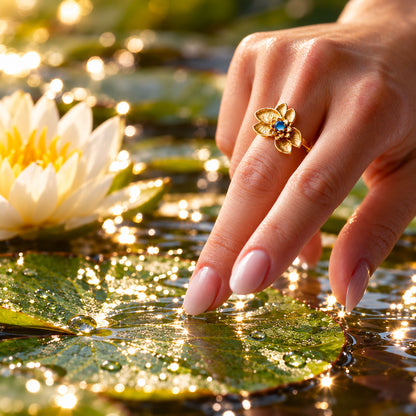 Anello Naiade in oro giallo 18 kt indossato sulla mano, realizzato artigianalmente da Blossom Gioielli.