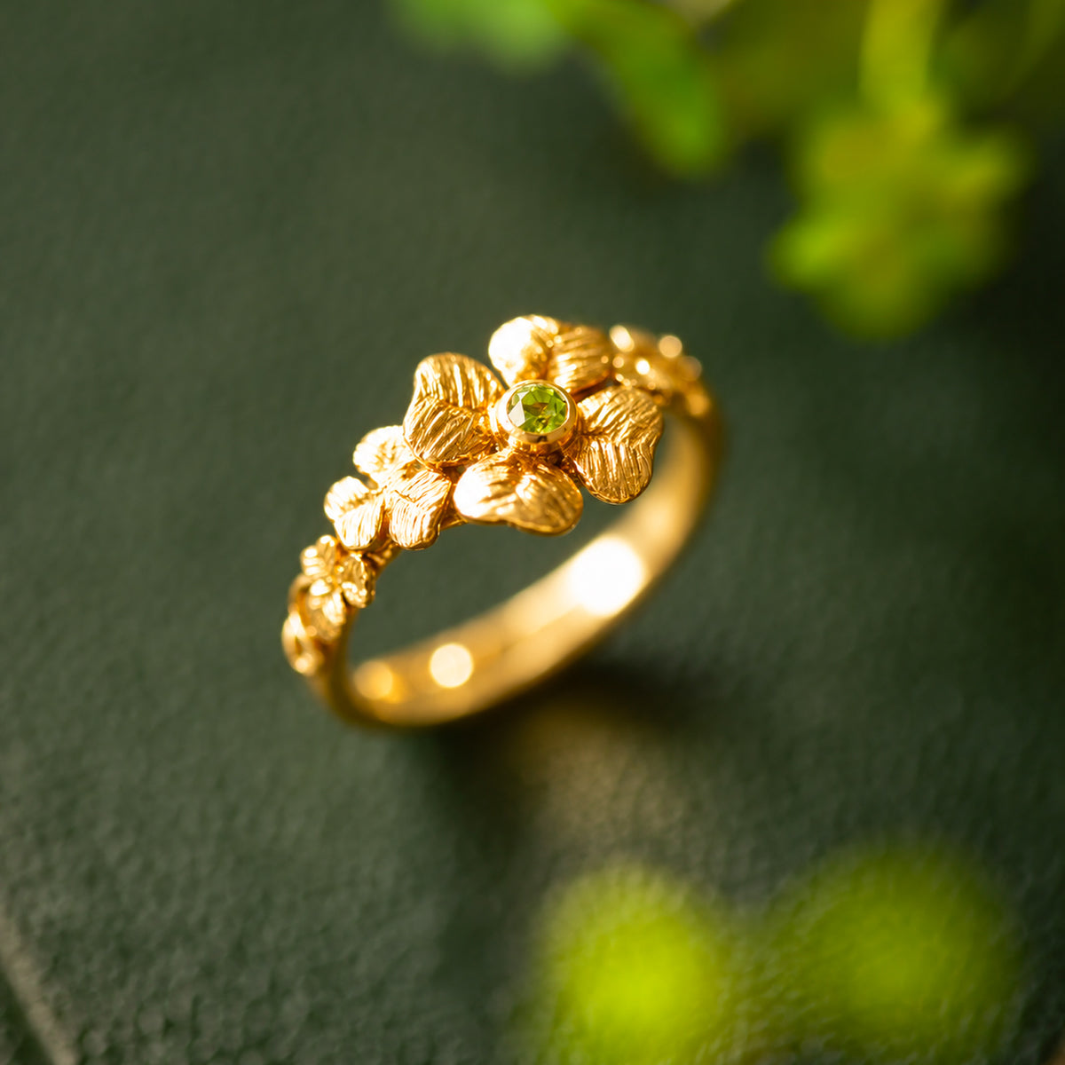 Anello Quadrifoglio in oro giallo 18 kt con un quadrifoglio centrale circondato da quattro trifogli, realizzato a mano da Blossom Gioielli.