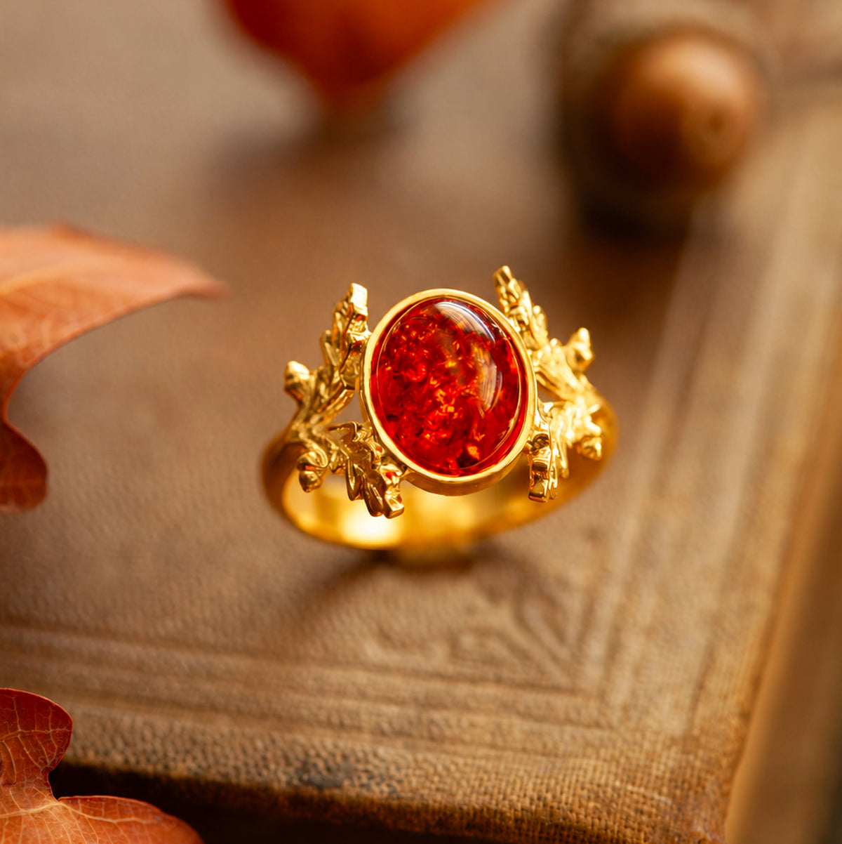 Anello Quercia in oro giallo 18 kt con ambra baltica, decorato con piccole foglie di quercia e ghiande, realizzato a mano da Blossom Gioielli.