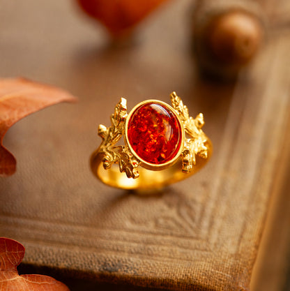 Anello Quercia in oro giallo 18 kt con ambra baltica, decorato con piccole foglie di quercia e ghiande, realizzato a mano da Blossom Gioielli.