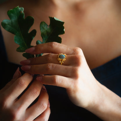 Anello Quercia in oro giallo 18 kt con labradorite indossato sulla mano, con dettagli artigianali di foglie e ghiande.
