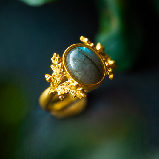 Anello Quercia in oro giallo 18 kt con labradorite dai riflessi verdi e blu, decorato con foglie di quercia e piccole ghiande.